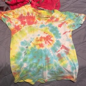 I’m selling a the dye shirt I never where it’s a small